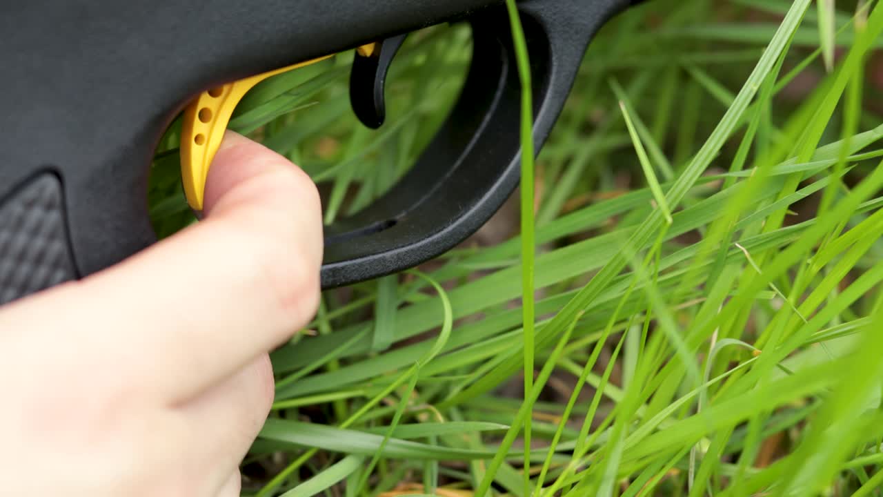 방아쇠를 당기기 전에 총기 안전 장치를 제거하고, 탄약이 없는 검은색 사냥용 소총