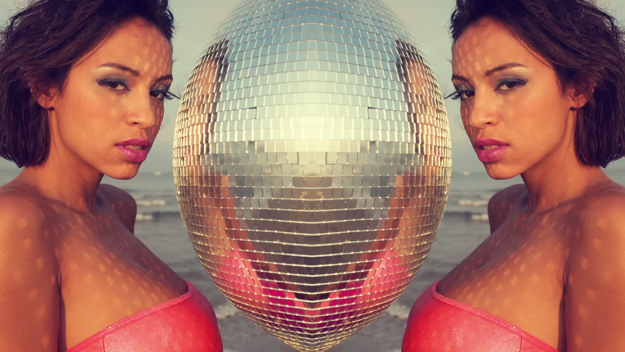 mujer en la playa bailando 08