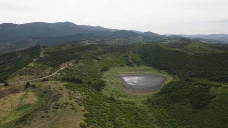 fotografía aérea de la iglesia de jvari mtskheta georgia río ciudad montañas prados bosque lago
