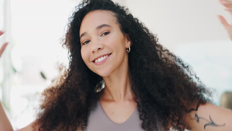 mujer feliz con el cabello rizado