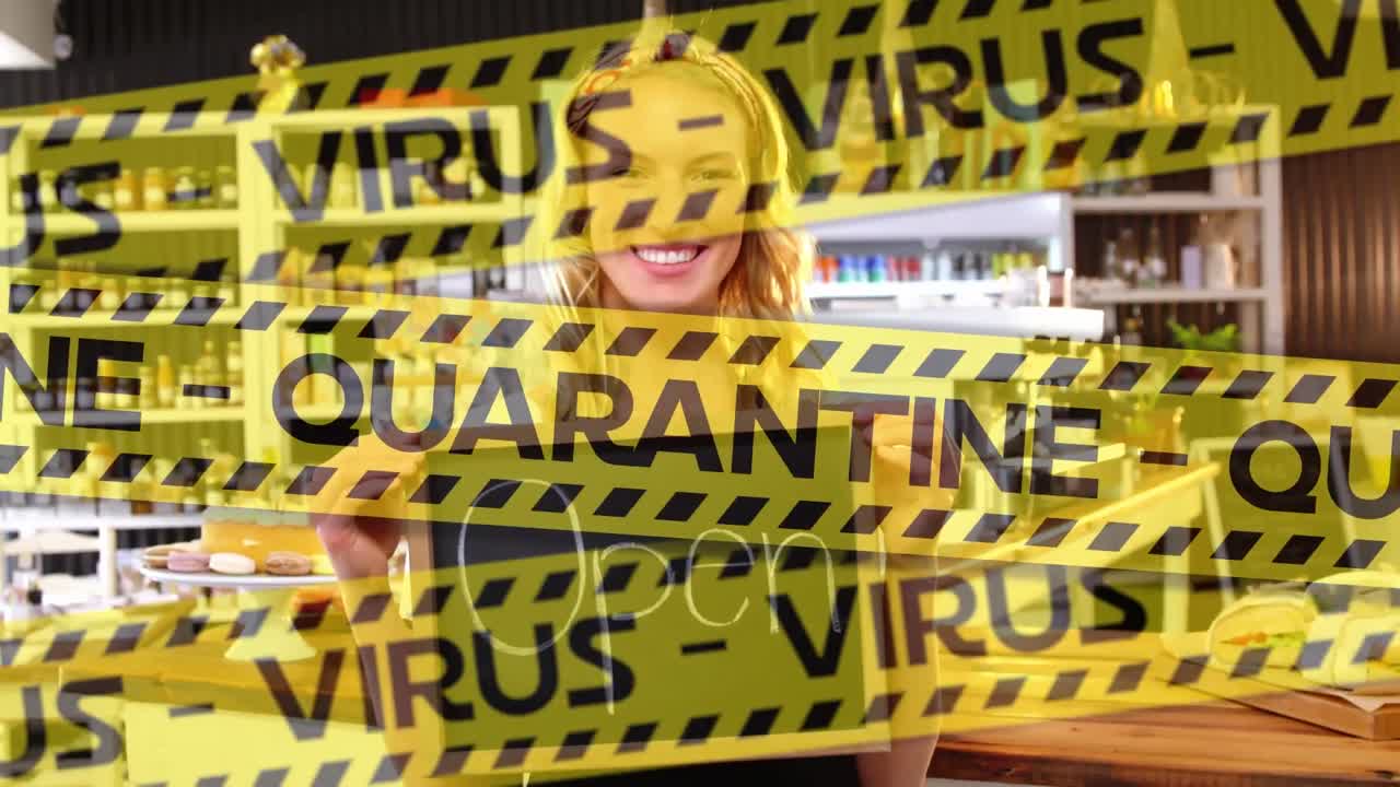 animación de cintas de la policía sobre una feliz cocinera caucásica sosteniendo un cartel abierto