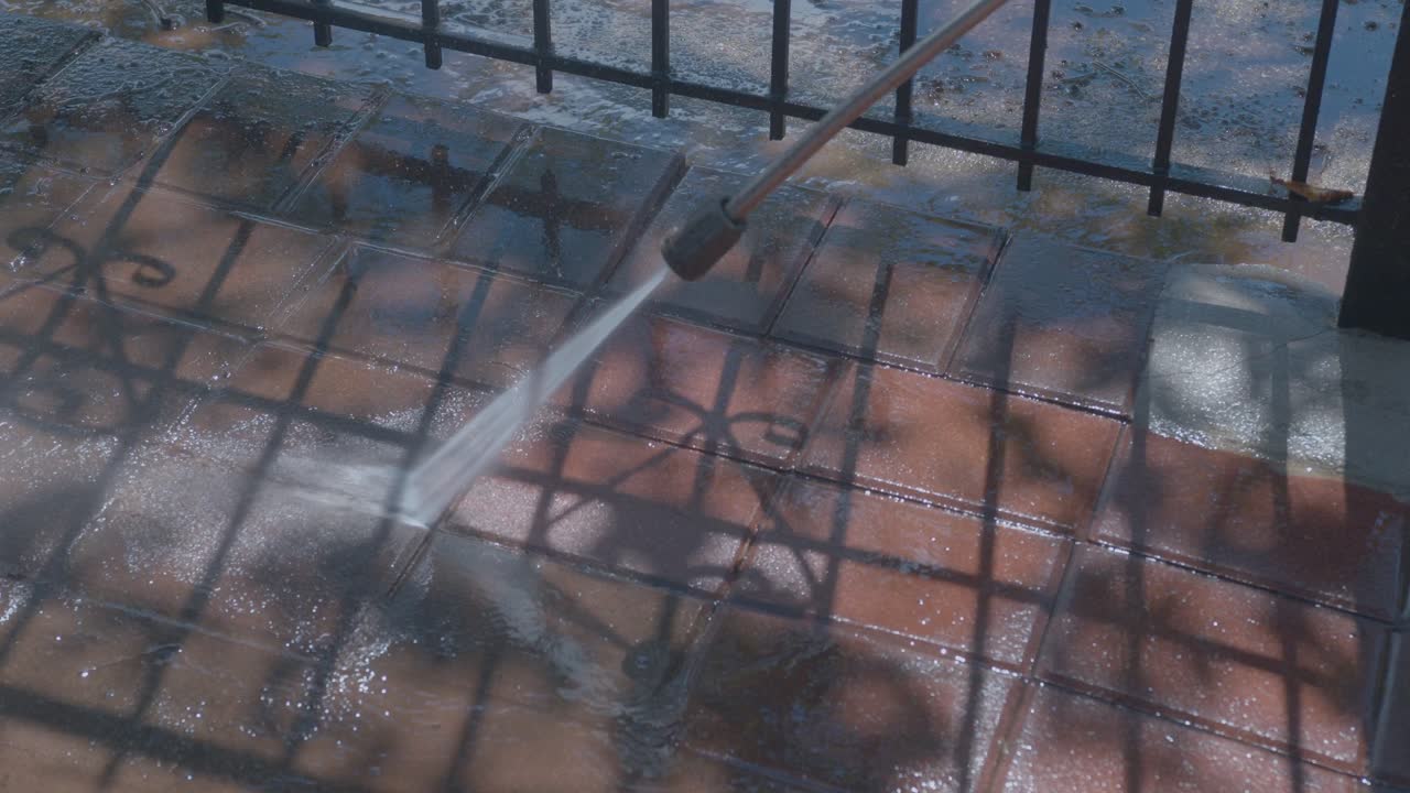 벽돌 표면을 청소하는 압력 세탁기의 넓이