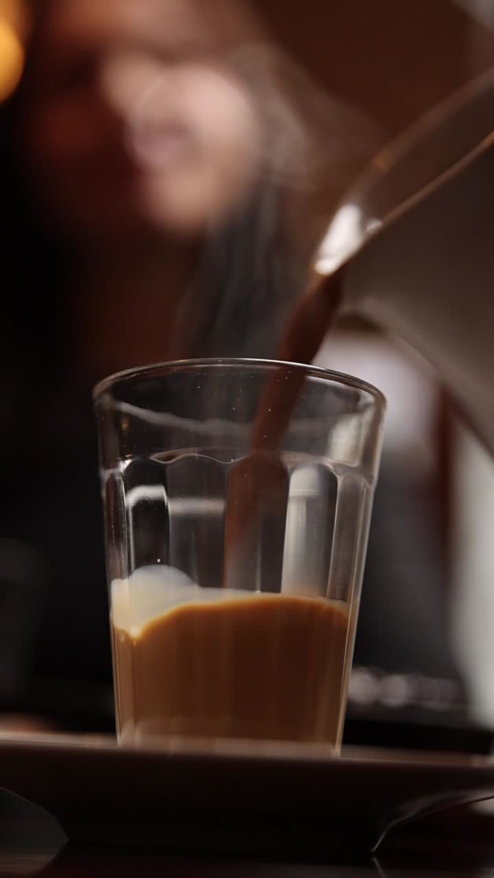 vertiendo café en un vaso