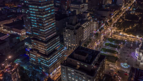 Hiperlapso-Aéreo-Nocturno-Del-Palacio-De-Bellas-Artes,-Calle-Eje-Central-Y-Calle-Peatonal-De-Madera-De-Noche