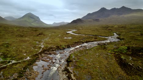 Isla-De-Skye-Escocia-Toma-Aérea-Del-Río-Sligachan-Y-Las-Montañas-Cuillin