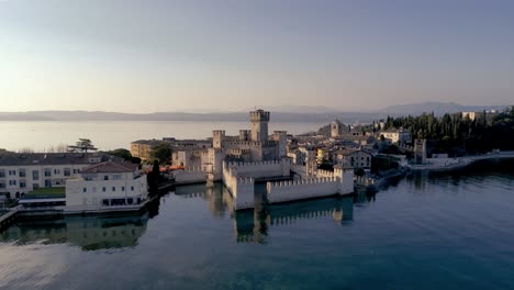 Vista-Aérea-De-Sirmione-Ciudad-Turística-Histórica-Mediterránea-En-Italia-En-El-Lago-De-Garda