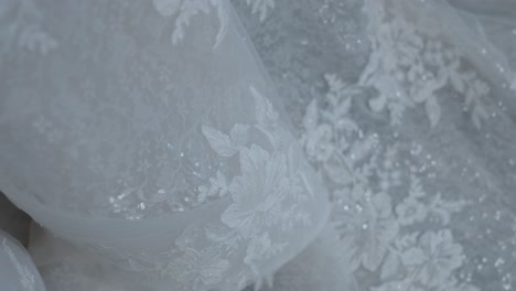 Detailreiches-Weißes-Hochzeitskleid,-Stickerei-Makrofilm-Nahaufnahmestoff,-Florales-Spitzenkleid,-Silberelfenbein,-Transparent,-Wunderschönes-Handwerk,-Glitzer,-Brautstoffe,-Erstaunliche-Details