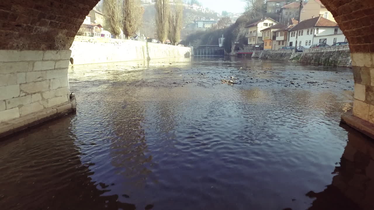Volo a bassa quota sul fiume Miljacka, Bosnia ed Erzegovina