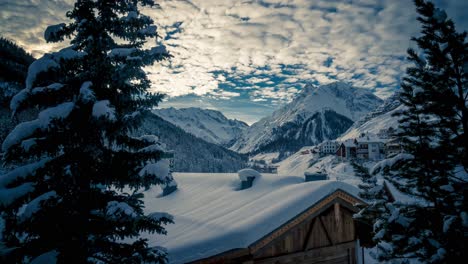 Zeitraffervideo-Des-Wunderschönen-Sonnenuntergangsblicks-In-Den-Schneebedeckten-Bergen-Mit-Rauchenden-Schornsteinen-In-Einem-Kleinen-Dorf-Samnaun-In-Den-Schweizer-Alpen