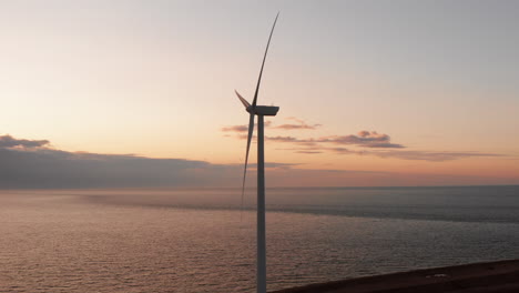 Windturbinen-Während-Des-Sonnenuntergangs-Auf-Der-Insel-Neeltje-Jans,-Niederlande