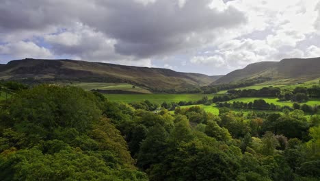 Luftaufnahmen-Des-Atemberaubenden-Dovestone-Reservoirs-Und-Der-Landschaft-Von-Yorkshire