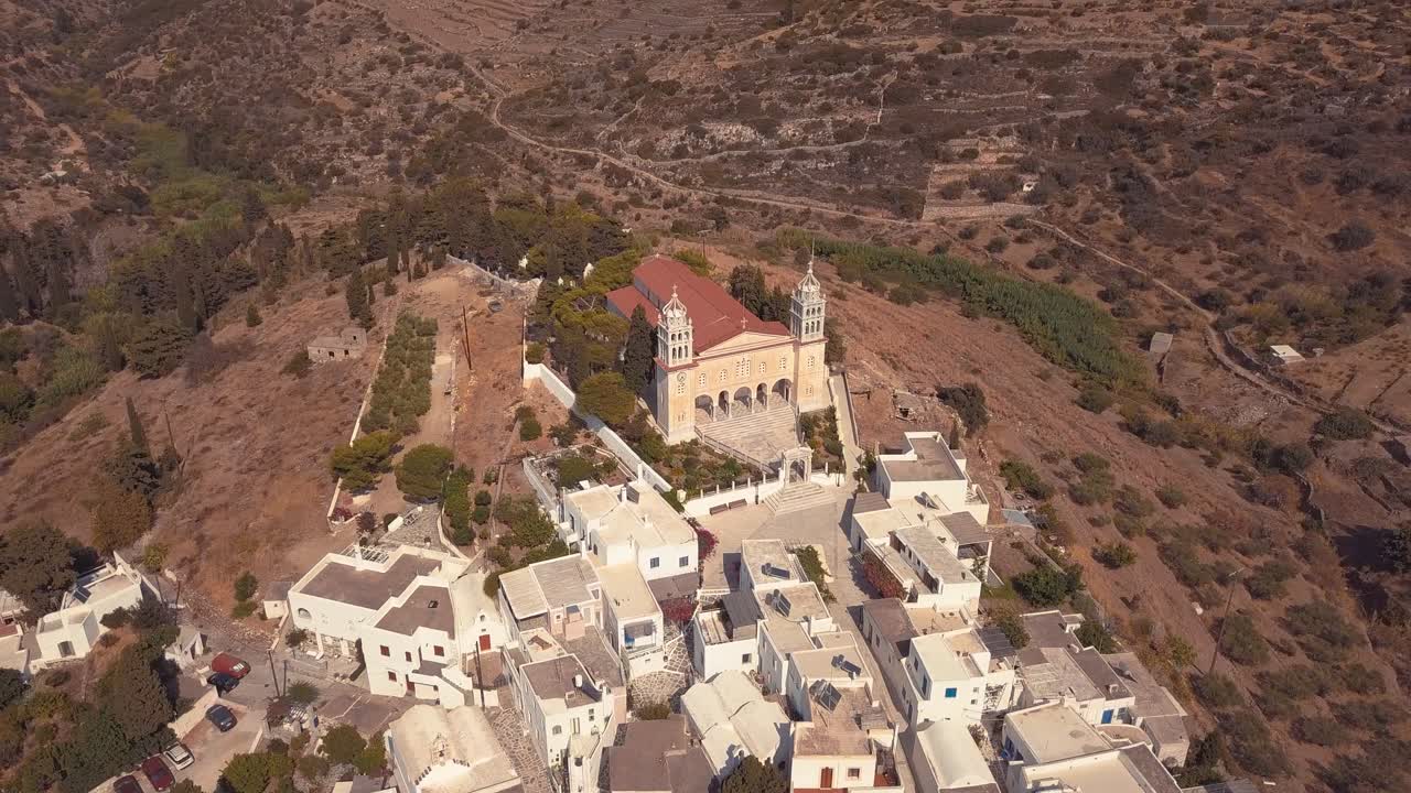 Ripresa aerea con drone dall'alto che si allontana e si inclina lentamente, rivelando la vastità dell'isola di Lefkes, Grecia