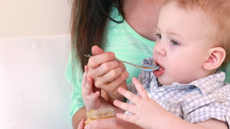 madre feliz alimentando a su bebé