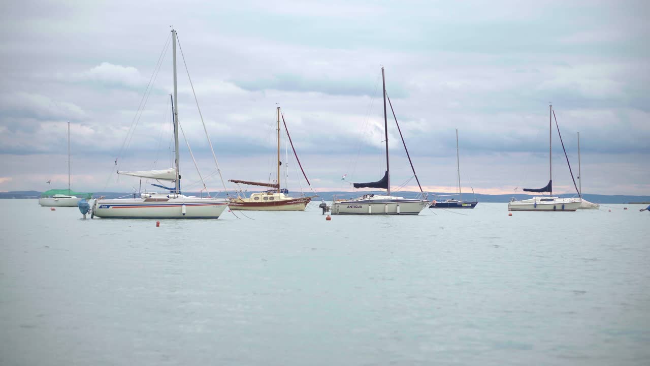 лодки, стоящие на якоре в красивой голубой бухте