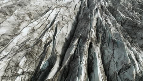 grietas y grietas texturadas del glaciar svinafellsjokull en el parque nacional de skaftafell en islandia