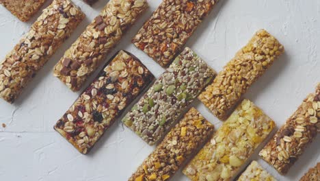 fila de barritas energéticas mixtas de cereales de granola sin gluten con frutos secos y nueces