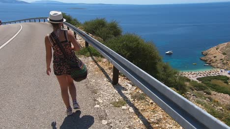 las mujeres caminan hacia la impresionante playa de la isla de krk, croacia