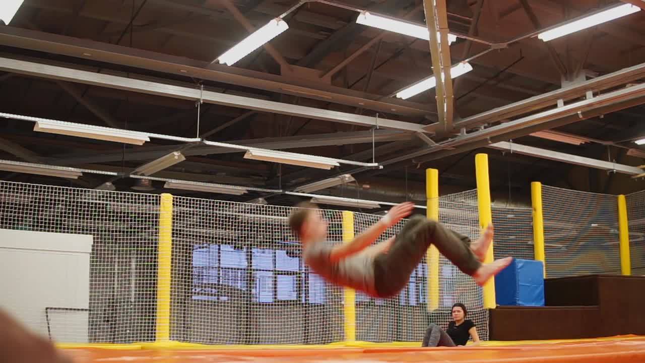 트램폴린 에서 트릭 을 하는 사람