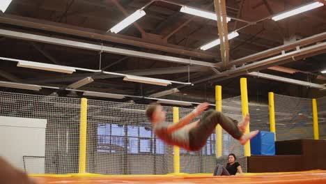 hombre realizando trucos en un trampolín