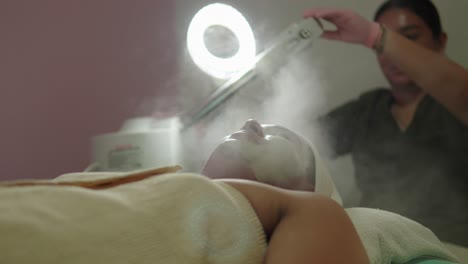 hombre latino mexicano mientras hidratante tratamiento terapia cuidado de la piel masaje en spa centro de bienestar con máquina de vapor