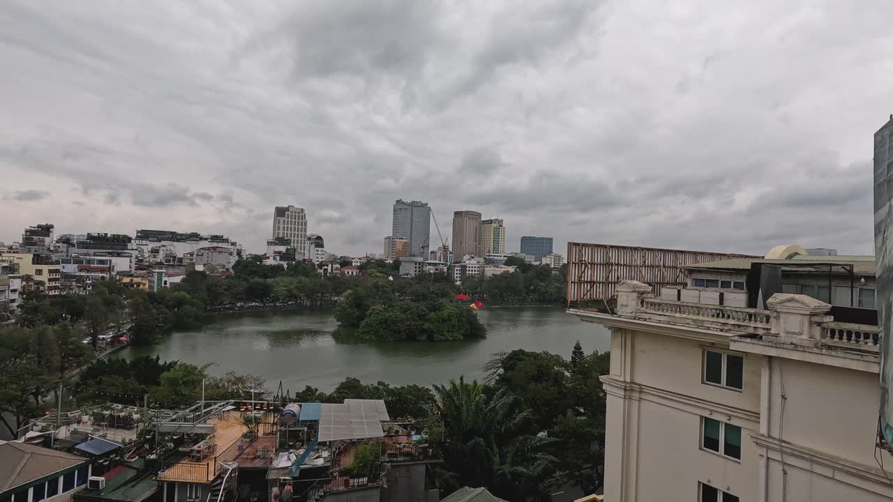 cielo nublado sobre el paisaje urbano con luz cambiante