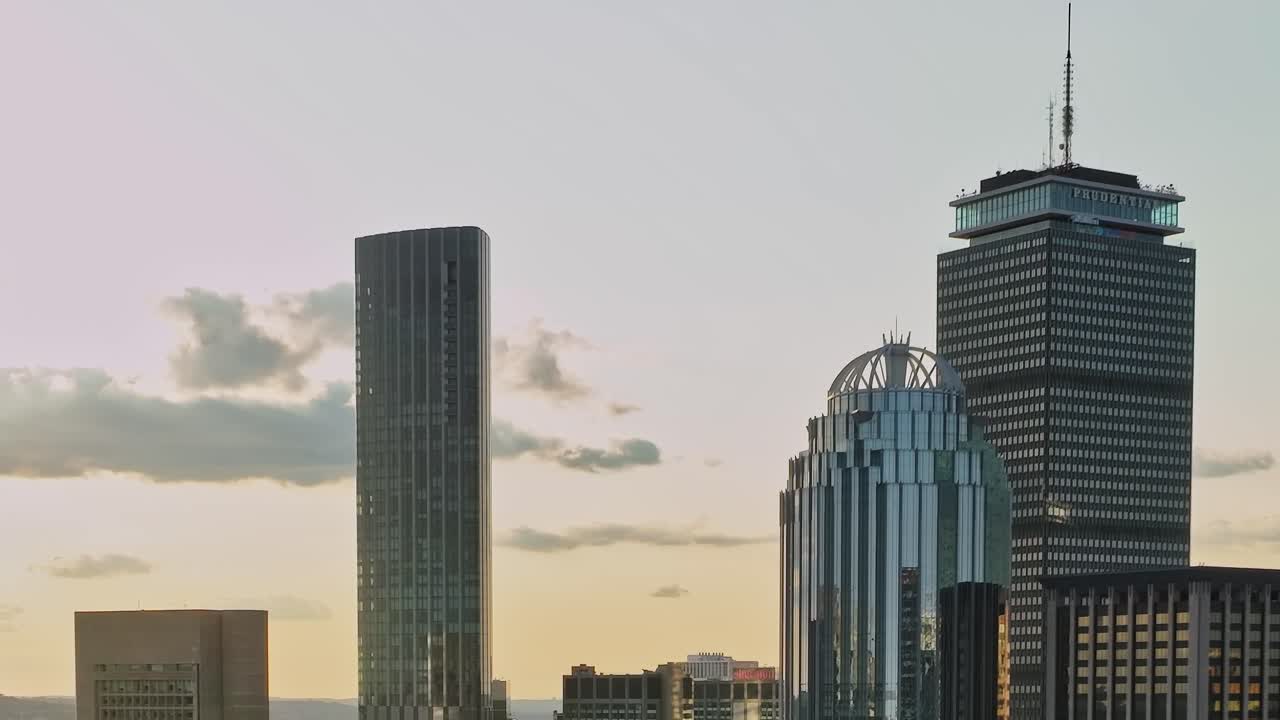 Vista do horizonte da cidade ao pôr do sol do alto nos EUA