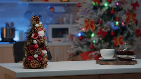 cocina vacía decorada con adornos de navidad