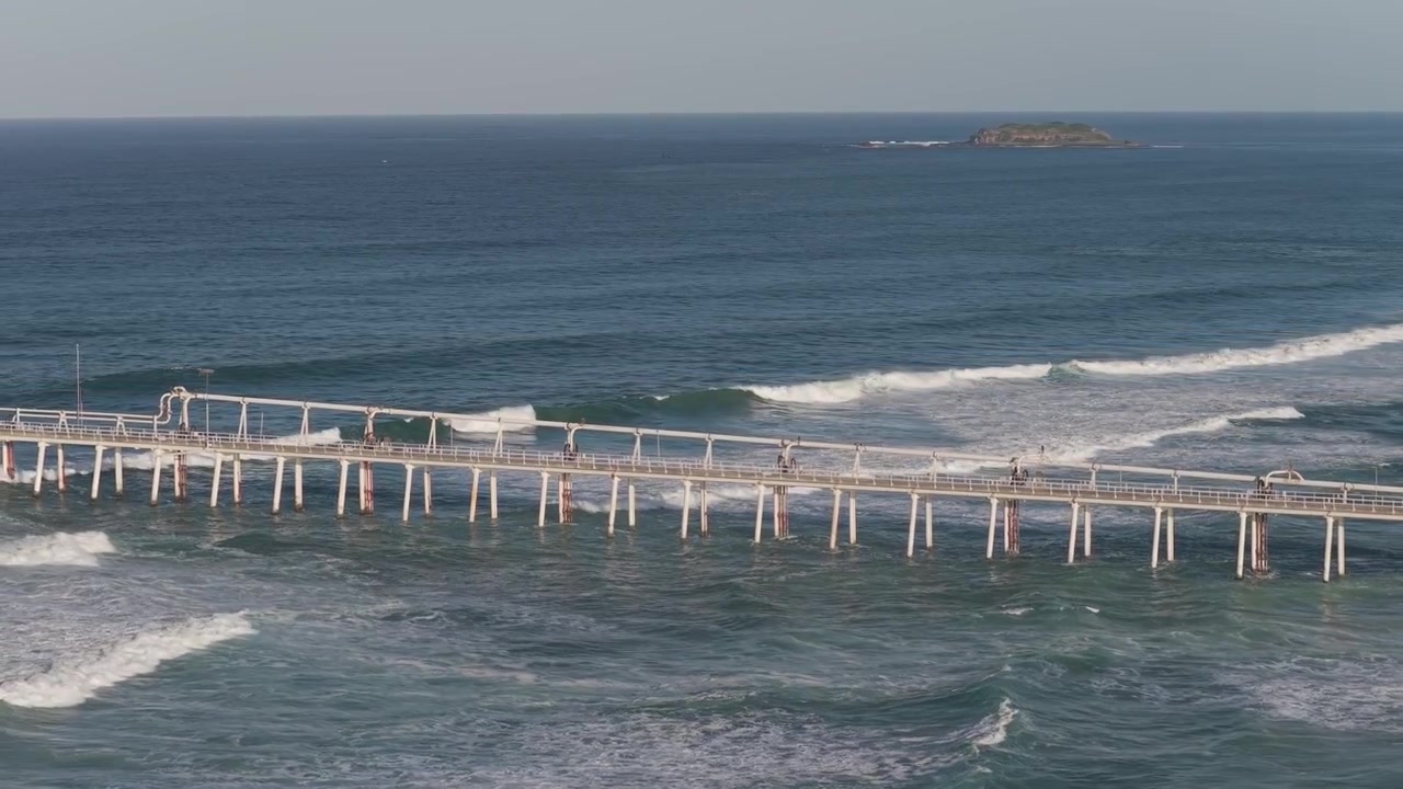 Ripresa con drone del Bypass della sabbia di Tweed a Fingal Head, Nuovo Galles del Sud, Australia
