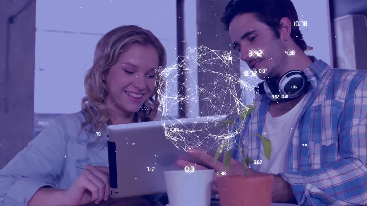 animación de la rotación del globo y red de conexiones a través de colegas utilizando tableta digital en oficinas