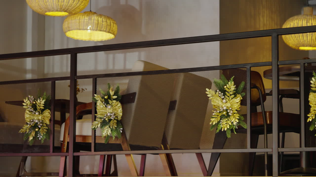 크리스마스 장식품으로 꾸며진 아한 카페 인테리어