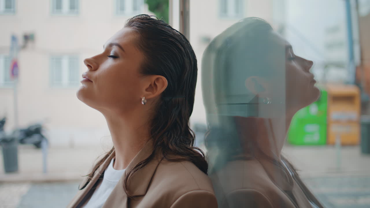 멋진 여인, 휴식을 취하는 레스토랑, 가까운 측면 뷰, 아름다운 사업가