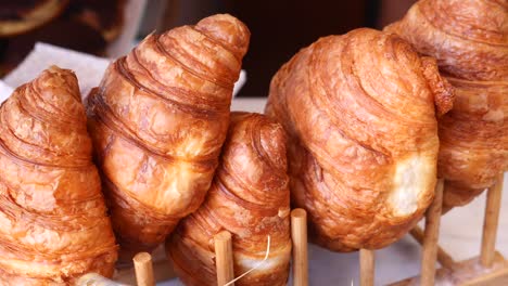 deliciosos croissants marrones dorados en una panadería