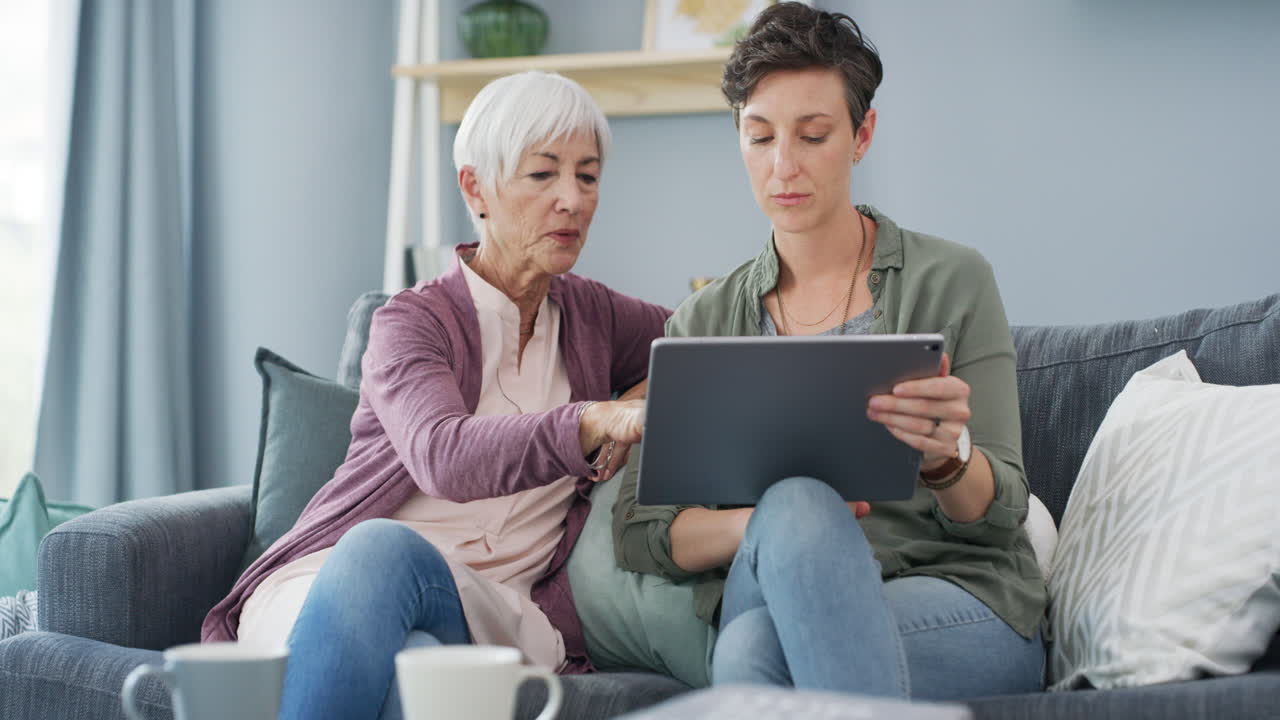 Due donne che usano la tavoletta insieme