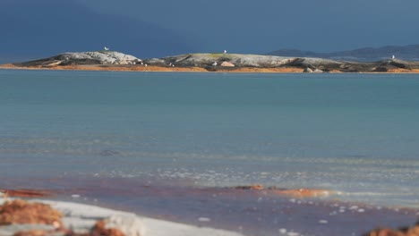 playa de arena en la costa rocosa del fiordo