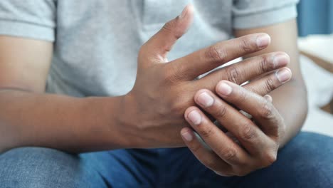 hombre que sufre dolor en la mano de cerca