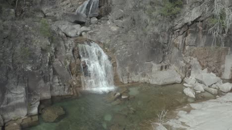 vista de drones de cascada 4k en portugal