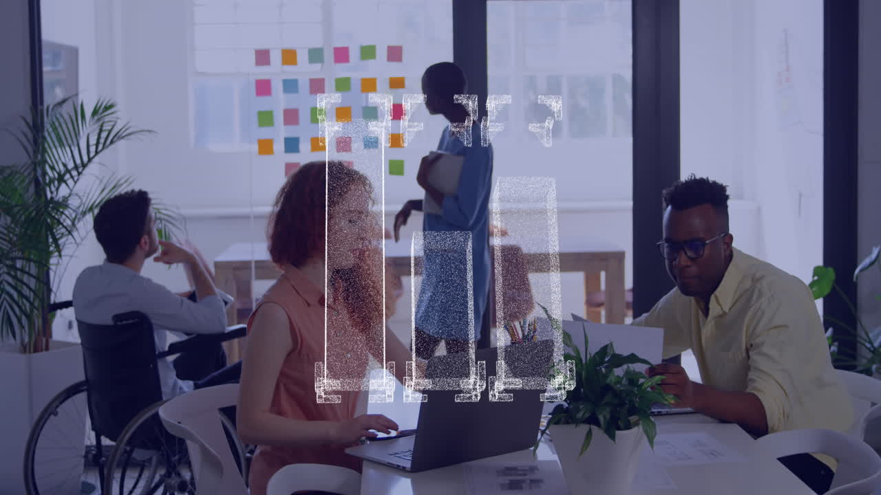 animación del icono del gráfico girando contra un hombre y una mujer diversos discutiendo sobre un documento en la oficina