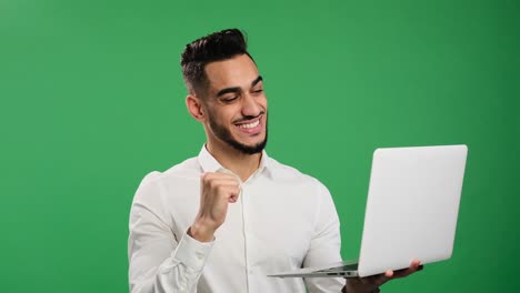 hombre de negocios feliz trabajando en una computadora portátil