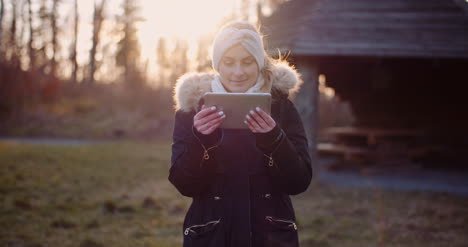 Mujer-De-Tecnología-Inalámbrica-Con-Tableta-Digital-En-El-Parque-En-Otoño-1