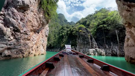 Punto-De-Vista-De-Lancha-Navegando-En-El-Lago-A-Través-De-Formaciones-Rocosas-En-El-Parque-Nacional-De-Khao-Sok,-Tailandia