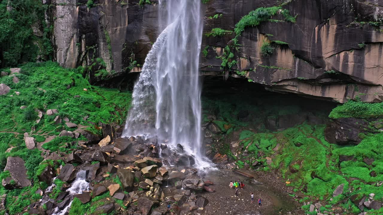 vista aérea de la cascada jogini en manali, himachal pradesh - cascada jogini zumbante