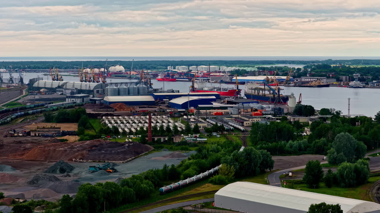 Industrihamn i Riga, Lettland. Flygfoto en molnig dag