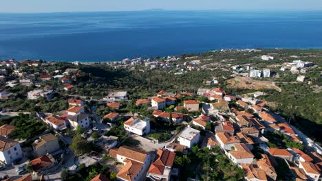 Pueblos-Costeros-Ubicados-En-Medio-De-Las-Majestuosas-Montañas-De-Albania,-Que-Ofrecen-Vistas-Idílicas-Para-Una-Escapada-De-Vacaciones-De-Verano-Perfecta.