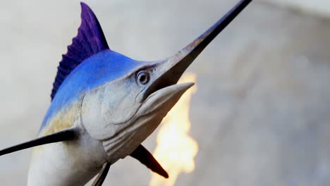 escultura de pescado siendo calentado por el quemador 4k