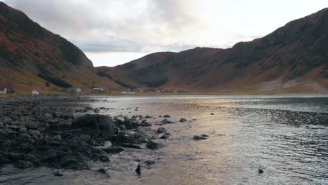 Blick-Auf-Das-Schöne-Norwegische-Dorf-Hoddevik