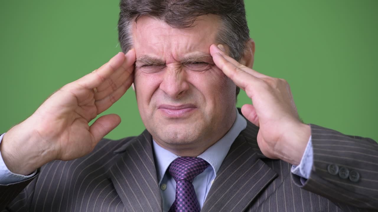 녹색 배경에 성숙한 잘생긴 사업가