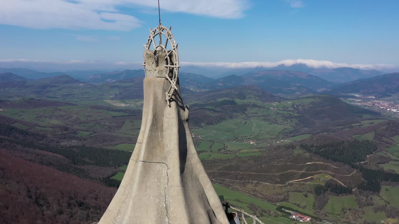 vista aérea por drones de una gran estatua monumental de la virgen de orduña en la cima del monte txarlazo en el país vasco
