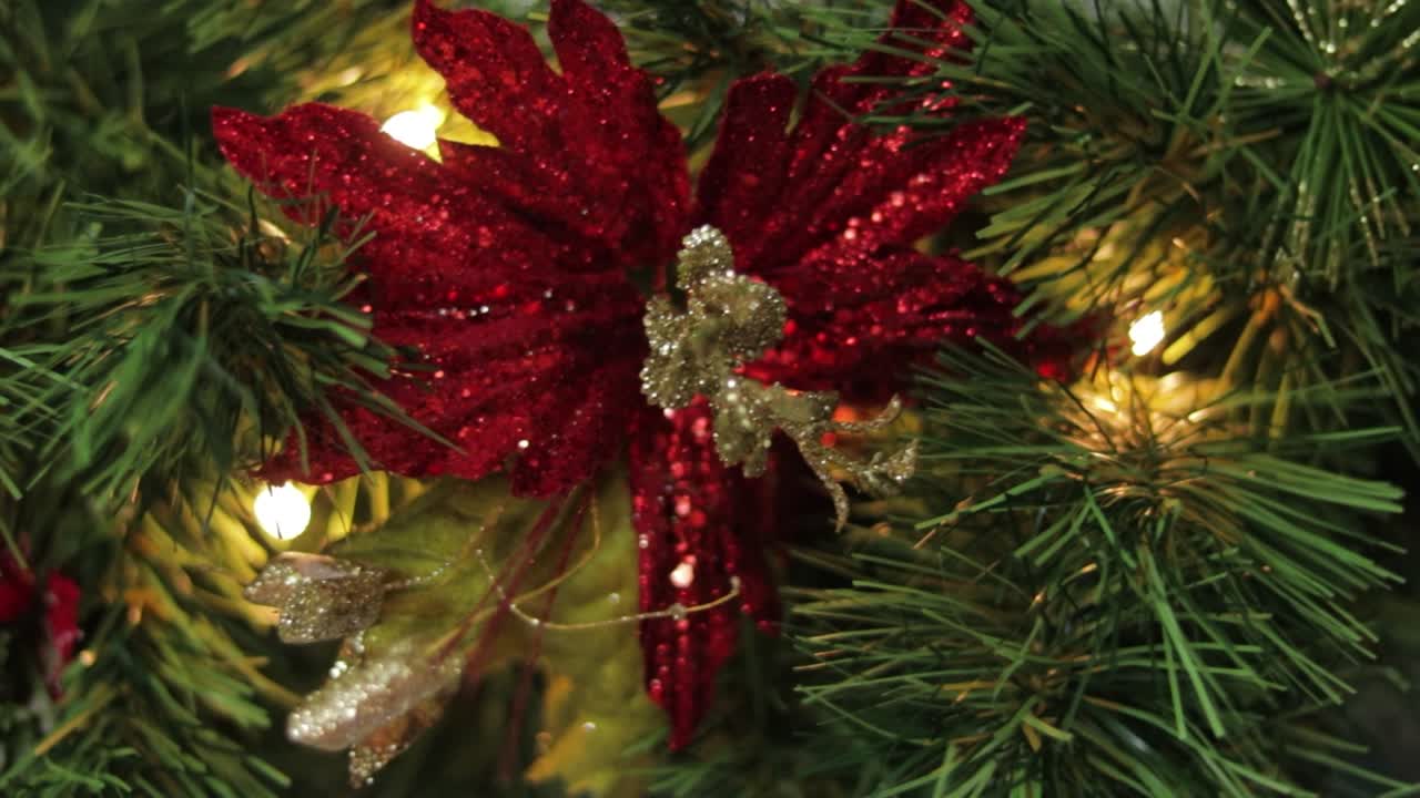 decoración de poinsettia de navidad con brillo en agujas de guirnaldas de pino