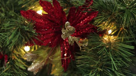 decoración de poinsettia de navidad con brillo en agujas de guirnaldas de pino