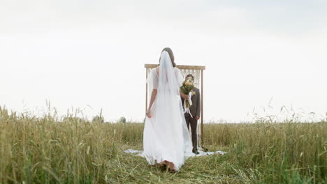 sposa in un campo d'autunno